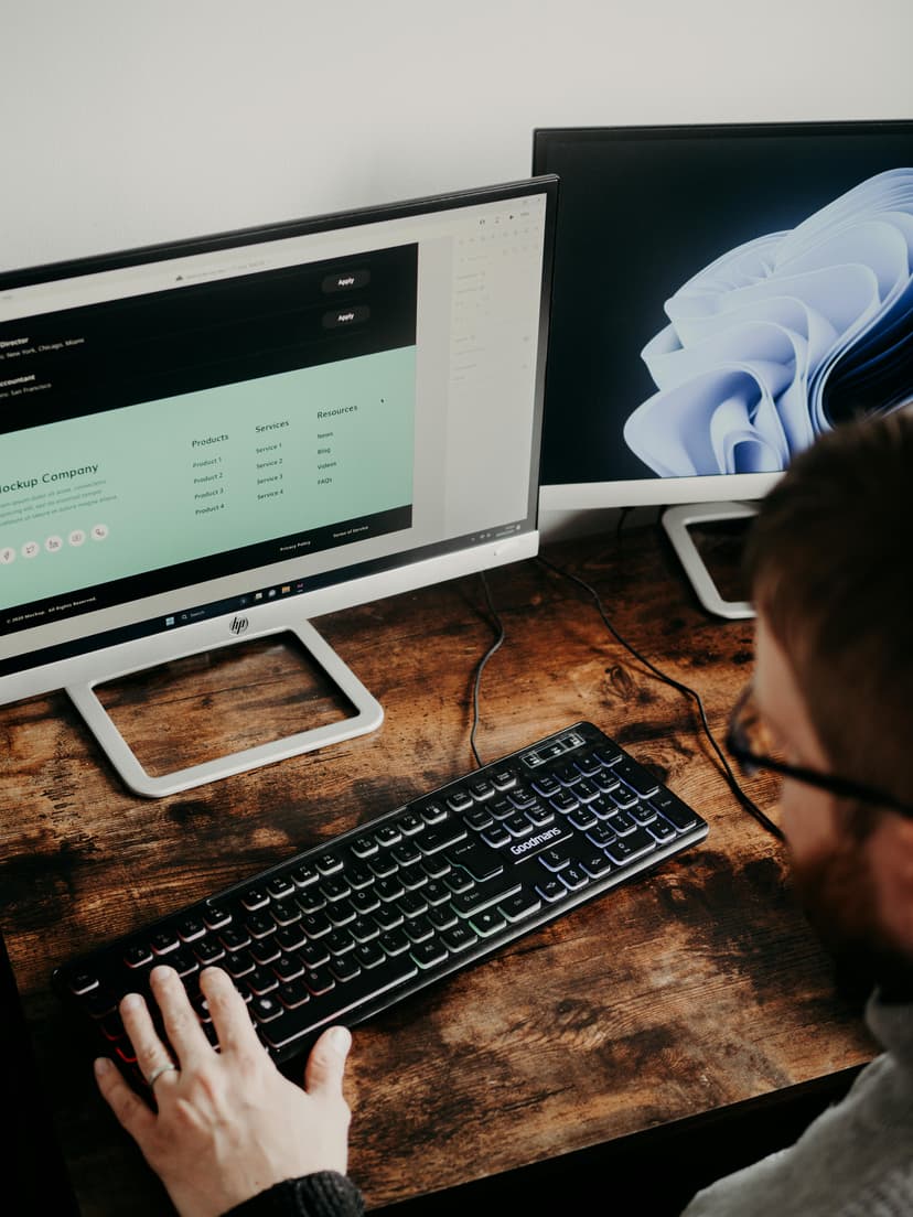 Mann erstellt eine Website auf einem Computer